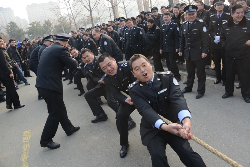 舉行拔河比賽 豐富精神文化生活