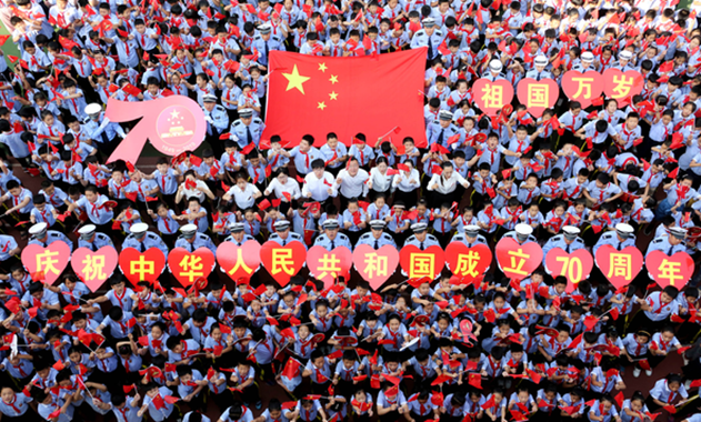 棗莊市中交警與小學(xué)生開(kāi)展“歌唱祖國(guó)祝福祖國(guó)”活動(dòng)