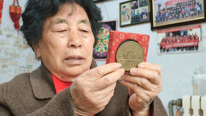 全國三八紅旗手黃墩秀 捐贈(zèng)珍貴榮譽(yù)獎(jiǎng)?wù)乱娮C時(shí)代精神