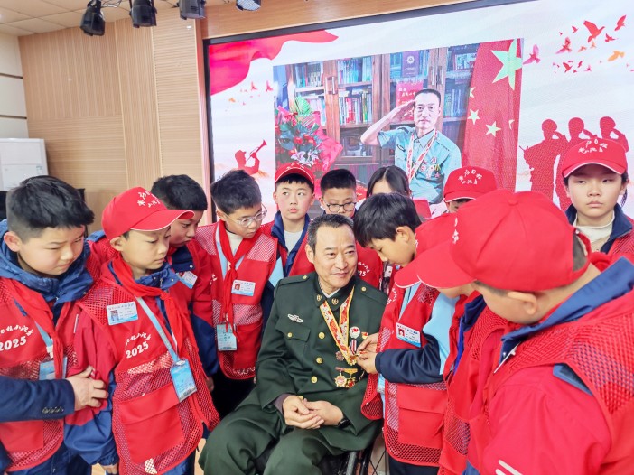 戰(zhàn)斗英雄現(xiàn)身校園 點燃紅色精神之火