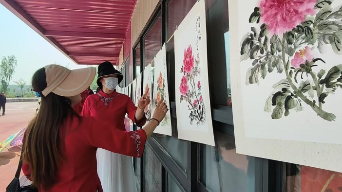 棗莊：臺兒莊小季河畔劉同林牡丹作品展溫情啟幕 共繪母親節(jié)最美畫卷